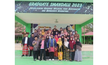 FASHION SHOW GURU-GURU SMA NEGERI 2 SEBULU MERAMAIKAN HARI PENDIDIKAN NASIONAL, SEKALIGUS PENYERAHAN SERTIFIKAT PENGHARGAAN BAGI SISWA YANG BERPRESTASI